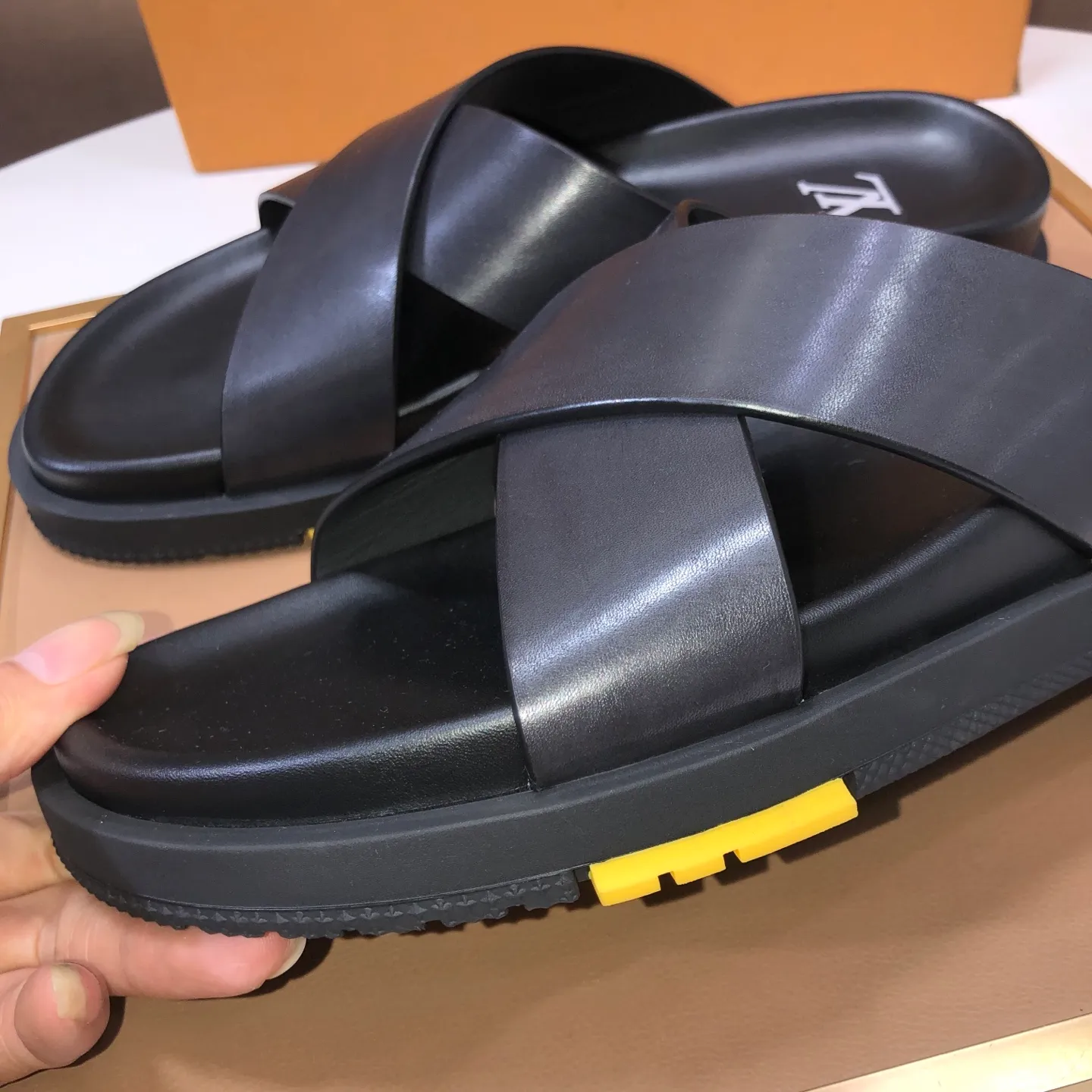 Men's shoes 💰400💰 [Louis Vuitton LV slippers] (high-end cowhide) counter 1:1 fashion style, a must-have for summer! The designer used LV’s iconic outsole. The original simple slippers instantly become fashionable! The upper is made of flexible special cowhide leather straps alternately, and the workmanship is exquisite! A must-have for stylish men in summer, size 38-45 (45 customized)